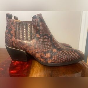 New Direction Brown Snake Skin Style Boots Size 8